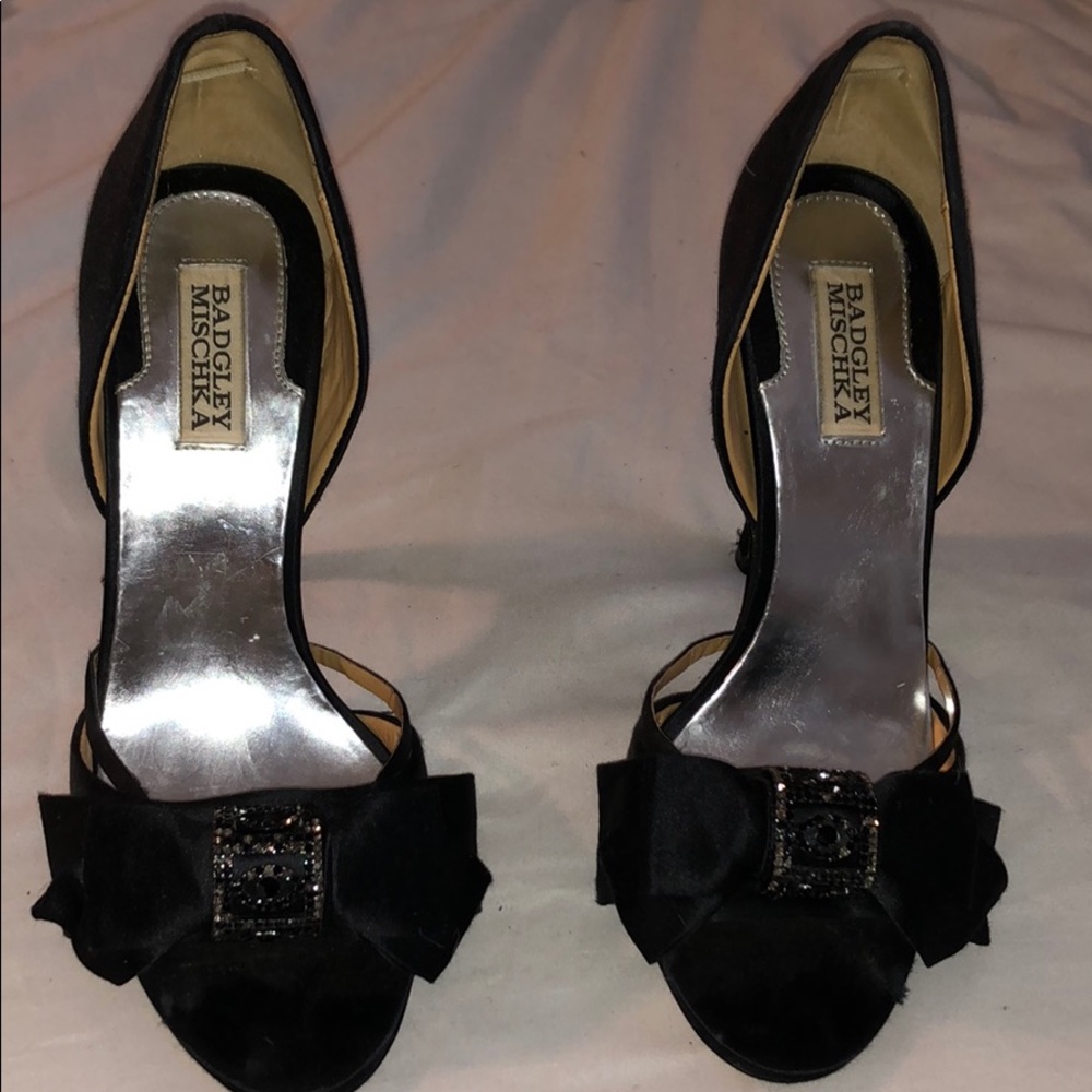 Badgley Mischka black satin pumps